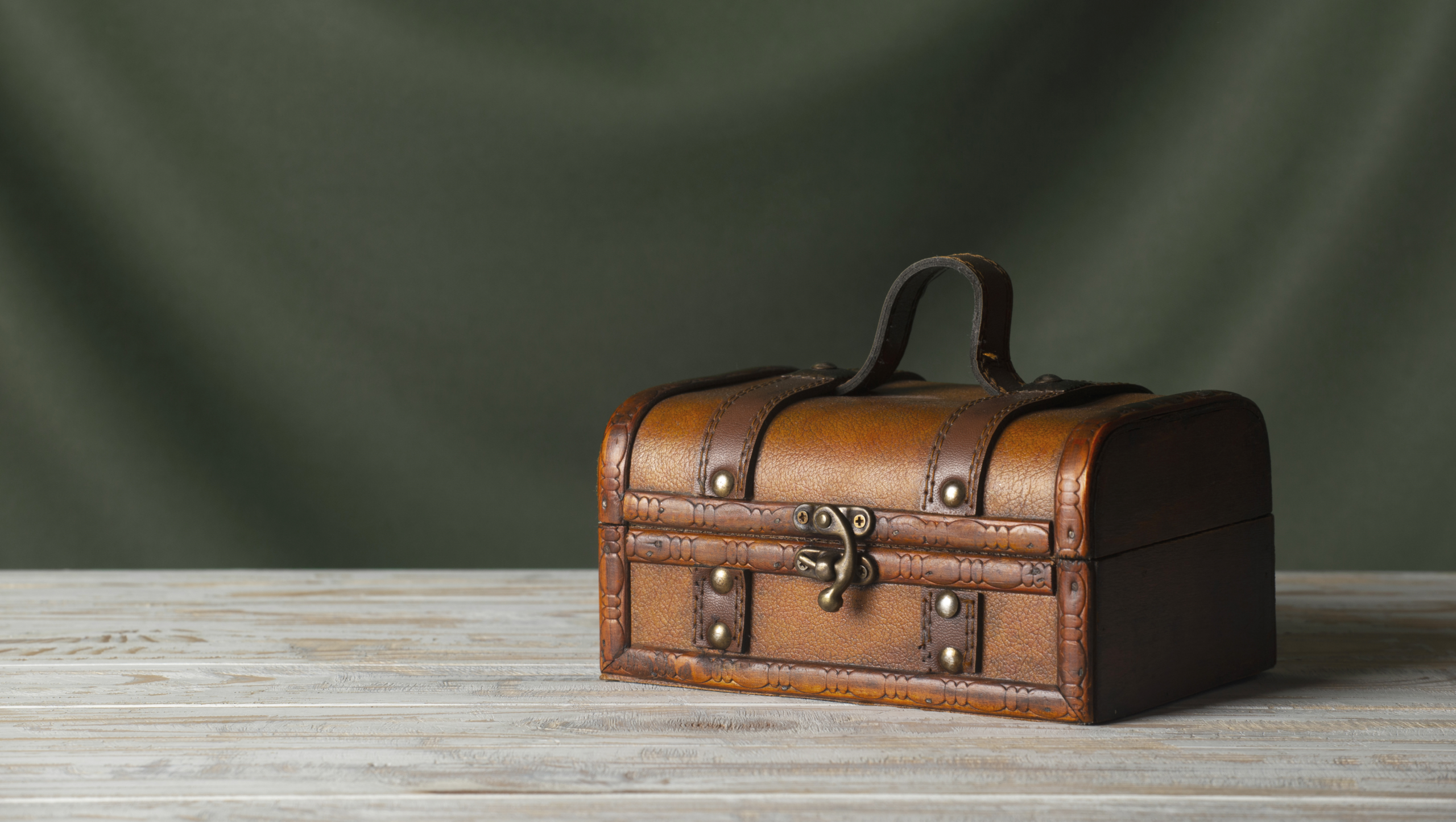 view-vintage-treasure-chest